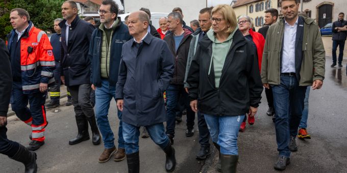 18.05.2024, Saarland, Kleinblittersdorf: Bundeskanzler Olaf Scholz (SPD) und Ministerpräsidentin Anke Rehlinger (SPD) besuchen den vom Hochwasser betroffenen Ort Kleinblittersdorf. Hochwasser im Saarland - Bundeskanzlerbesuch