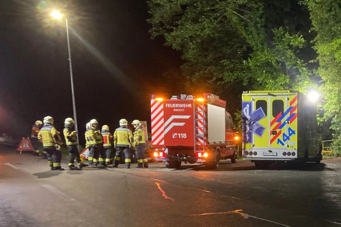 Auto rollt steiles Gelände hinab. Unfall