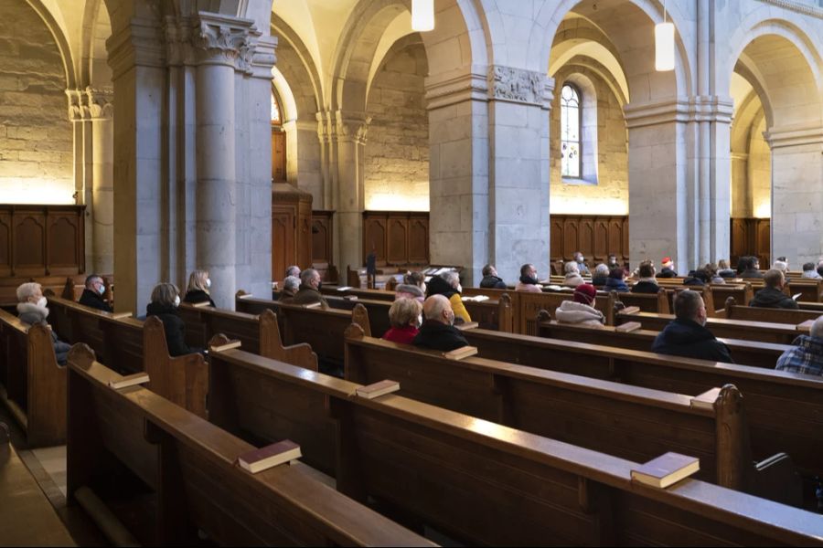 Die evangelische Kirche hält dagegen: So werden Pfarrerstellen bereits mit deutlich besseren Konditionen ausgeschrieben als früher.