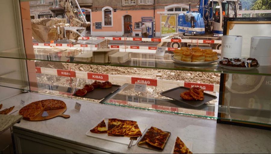 Bauarbeiten vor Bäckerei