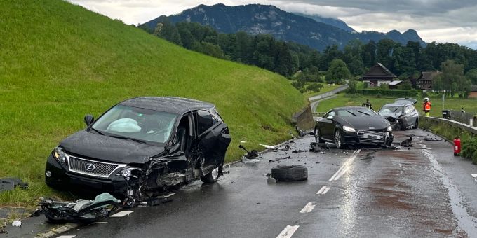Bei einem Unfall in Greppen LU werden sechs Personen verletzt. Unfall Greppen