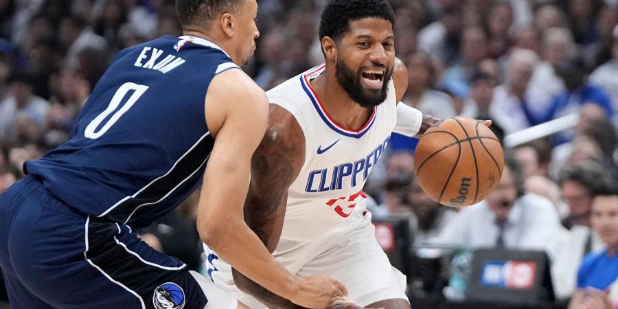 Paul George (r) wechselt innerhalb der NBA zu den Philadelphia 76ers.