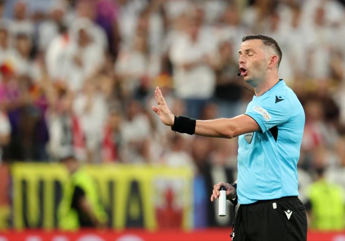 Schiedsrichter Michael Oliver hat im Achtelfinal der EM 2024 viel zu tun. EM 2024 Michael Oliver
