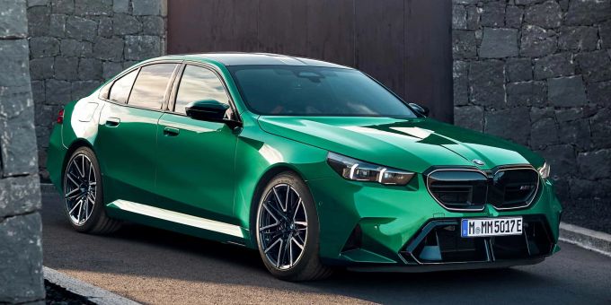 Der neue BMW M5 mit breitem Grill und auffälligen Lufteinlässen. 2024 BMW M5