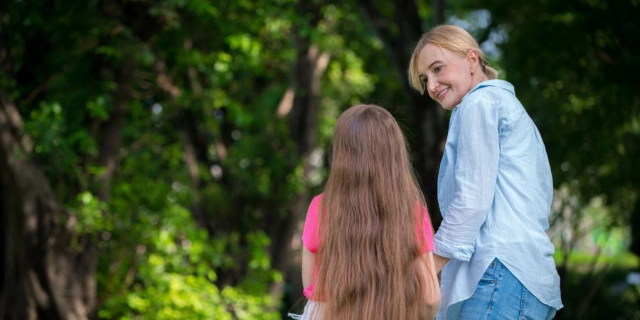 Mädchen und Mutter reden