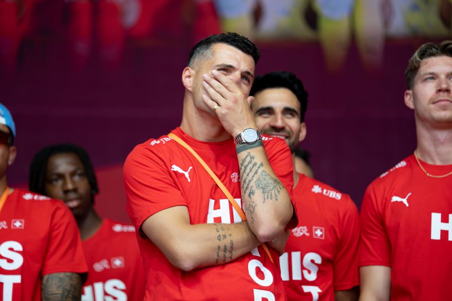 Auch Granit Xhaka kommentiert den Beitrag der Bayern mit Genesungswünschen.