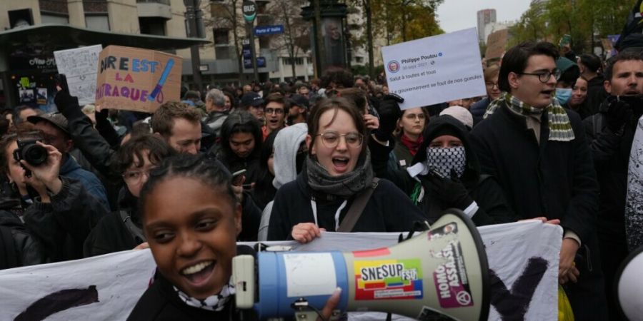 Demonstranten skandieren Parolen während einer Demonstration gegen steigende Lebenshaltungskosten. Foto: Thibault Camus/AP/dpa
