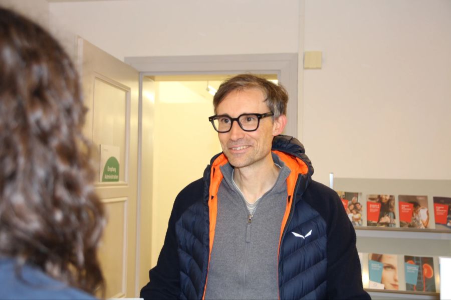 Lukas Brassel bei der Anmeldung auf der Geschäftsstelle von DiabetesOstschweiz an der Neugasse 55 in St.Gallen.