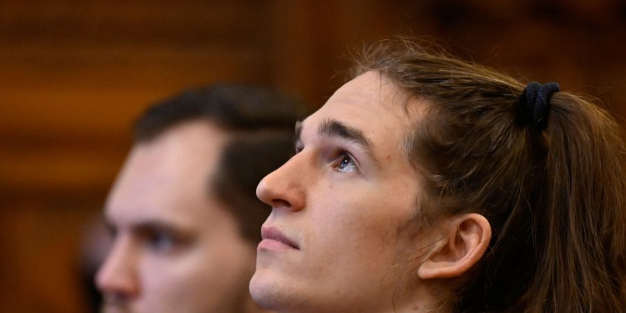 ARCHIV - Maja T. steht im Gerichtssaal, als das Urteil verlesen wird. Foto: Denes Erdos/AP/dpa