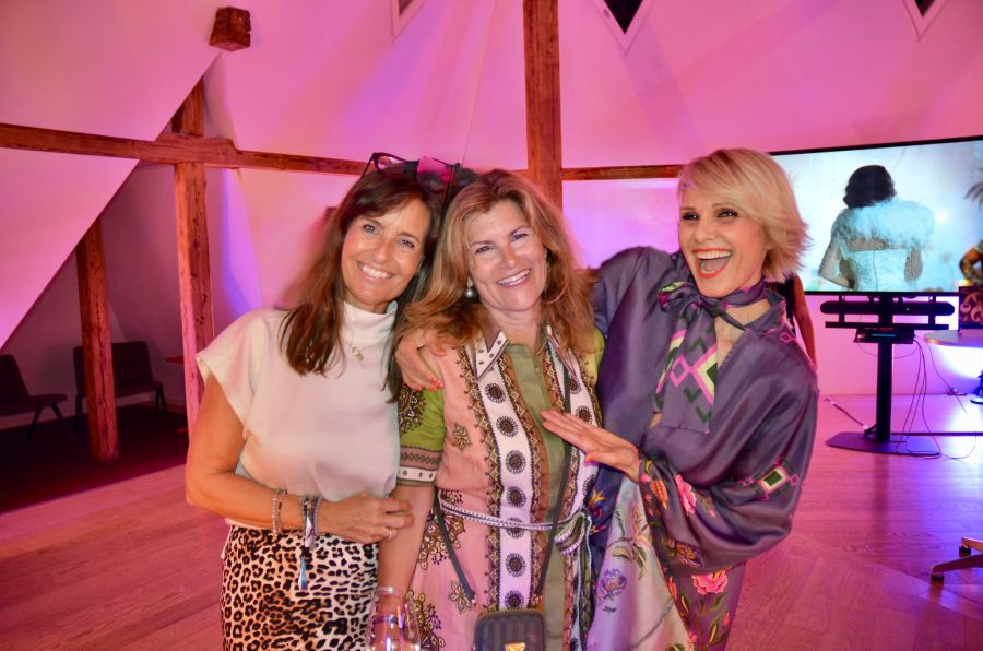 Drei Frauen mit Strahlkraft: TV–Ikone, Moderatorin und Sängerin Sandra Studer, Swissdent-Chefin Astrid von Stockar und Stylistin Luisa Rossi beim exklusiven ZFF-Jubiläumsabend.