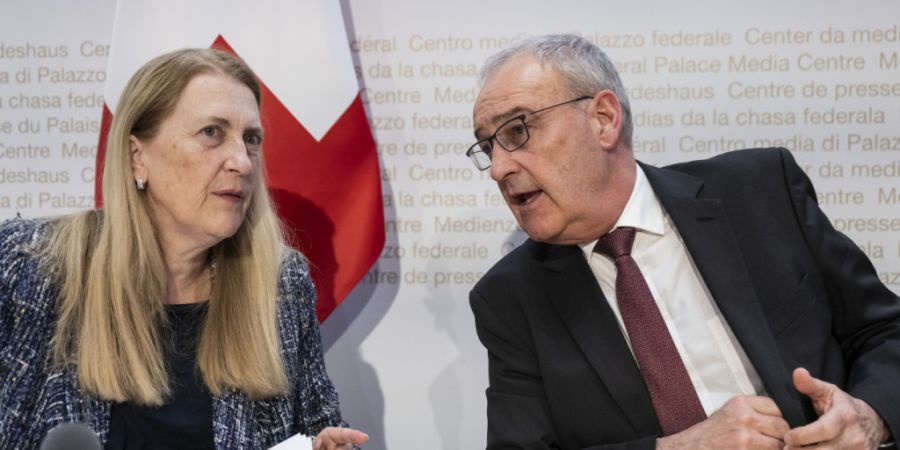 Beide verhandelten erfolgreich im US-Zollstreit, beide haben ihren Rücktritt angekündigt: Bundespräsident und Wirtschaftsminister Guy Parmelin (rechts) und Staatssekretärin Helene B...