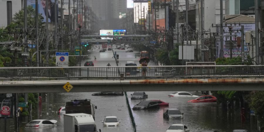 Nach starken Regenfällen sind die Straßen in Bangkok überflutet. Foto: Sakchai Lalit/AP/dpa