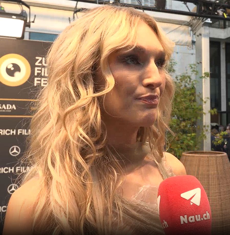 Model Manuela Frey bringt mit ihrem «geklauften» Kleid eine ordentliche Portion Couture-Feeling auf den grünen Teppich.