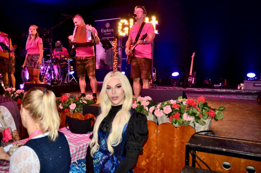Dragqueen Agyness Champagne behält von der Bühne aus die Band Bayern 3000 und das Publikum im Blick.