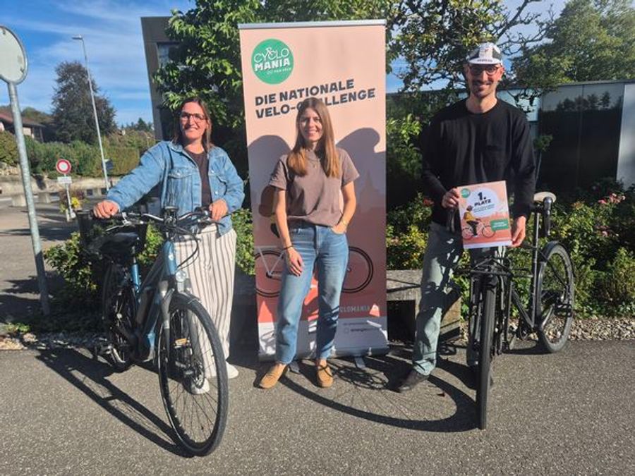 Stolz posieren von links: Gemeinderätin Franziska Bühler (SPplus), Anna Schuler, Projektleiterin Cyclomania, Simon Aebischer, Abteilungsleiter Soziales in Wohlen. Herzliche Gratulation!
