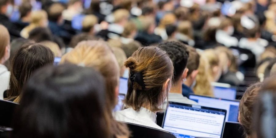 Die Universität Zürich umfasst knapp 28'000 Studierende und 10'000 Angestellte. (Symbolbild)