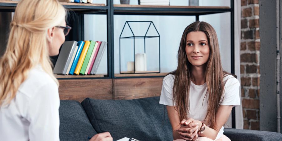 Schöne junge Frau in der Therapie.