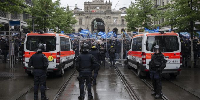 Die Fans des FC Zürich protestieren. FC Zürich