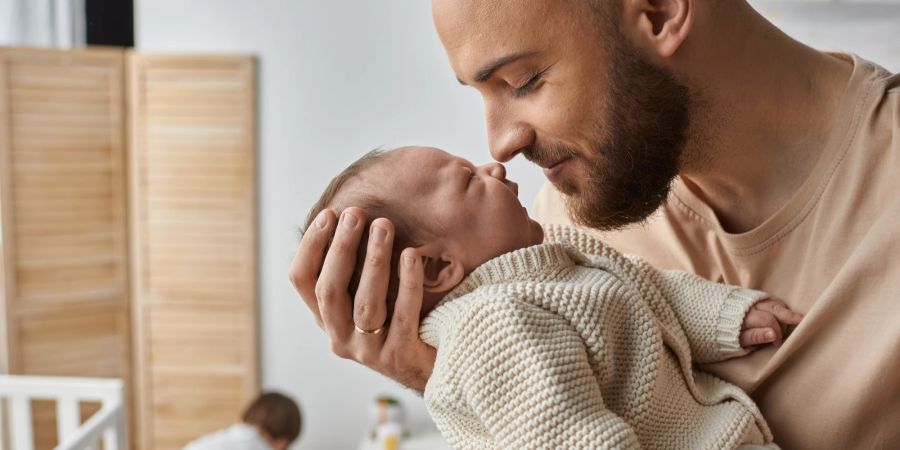 Vater mit Säugling