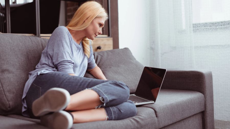 blonde frau vor laptop