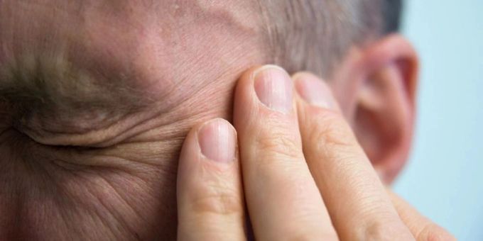 Laut Experten geben Patienten Wetterwechsel als einen der häufigsten Auslöser für Migräne an. abkühlung