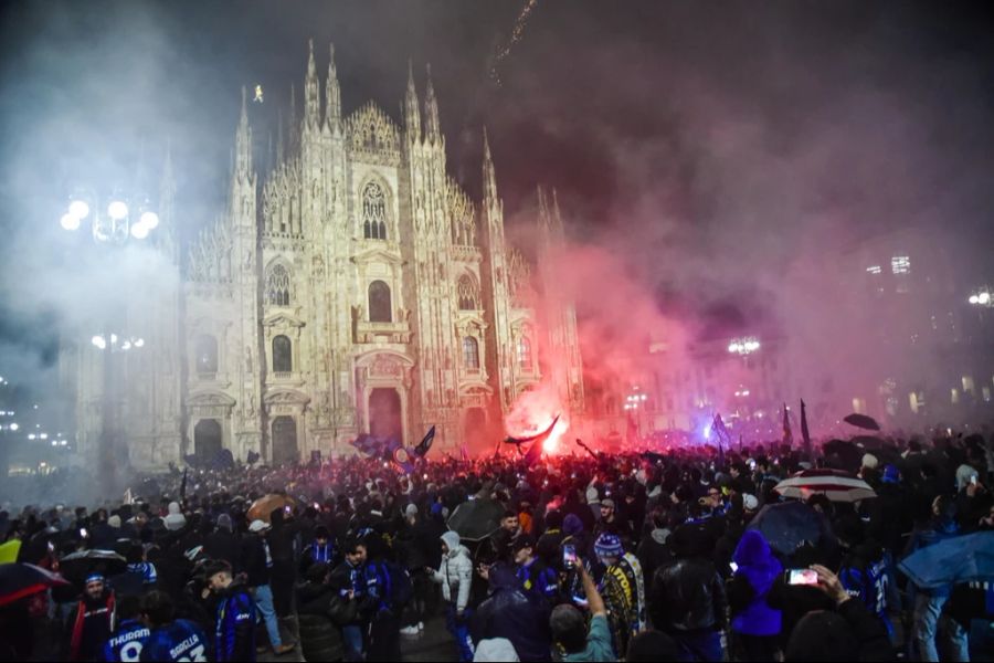 Die Party dauert bis tief in die Nacht.