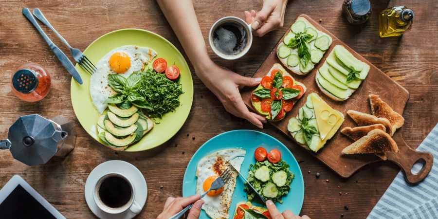 menschen essen gemeinsam, tisch, draufsicht