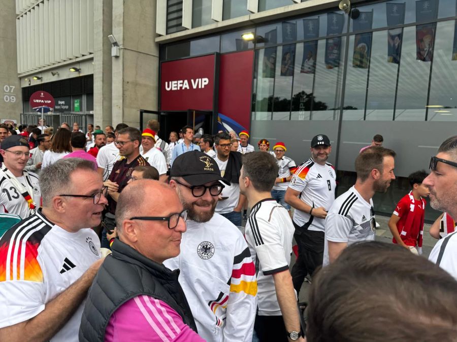 Mark Forster (Mitte, mit Hut) vor dem Spiel gegen die Nati.