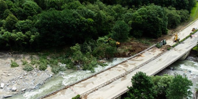 Die Autobahn A13 wurde bereits Anfang Juli einspurig geöffnet, nachdem das Unwetter zuvor einen ganzen Strassenabschnitt zum Einsturz gebracht hatte. (Archivbild) a13