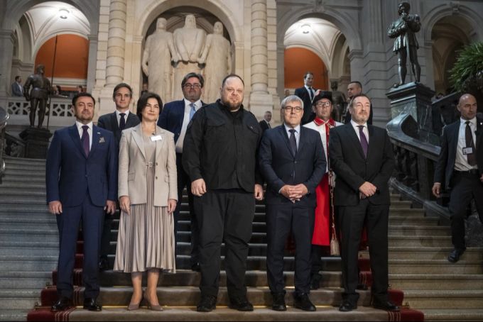 Das Familienfoto beim Besuch des ukrainischen Parlamentspräsidenten Ruslan Stefantschuk (Mitte) mit dem Nationalratspräsidenten Eric Nussbaumer (rechts daneben). Ruslan Stefantschuk Eric Nussbaumer