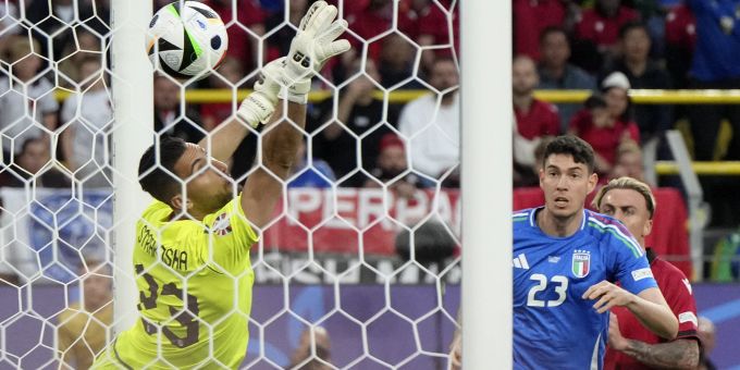 Alessandro Bastoni trifft im Spiel gegen Albanien an der EM 2024 zum zwischenzeitlichen 1:1. Alessandro Bastoni
