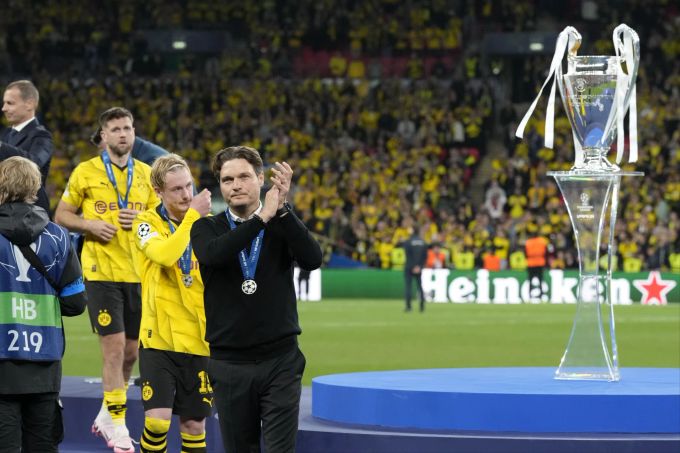 Edin Terzic muss bei Borussia Dortmund seinen Hut nehmen. Edin Terzic Borussia Dortmund