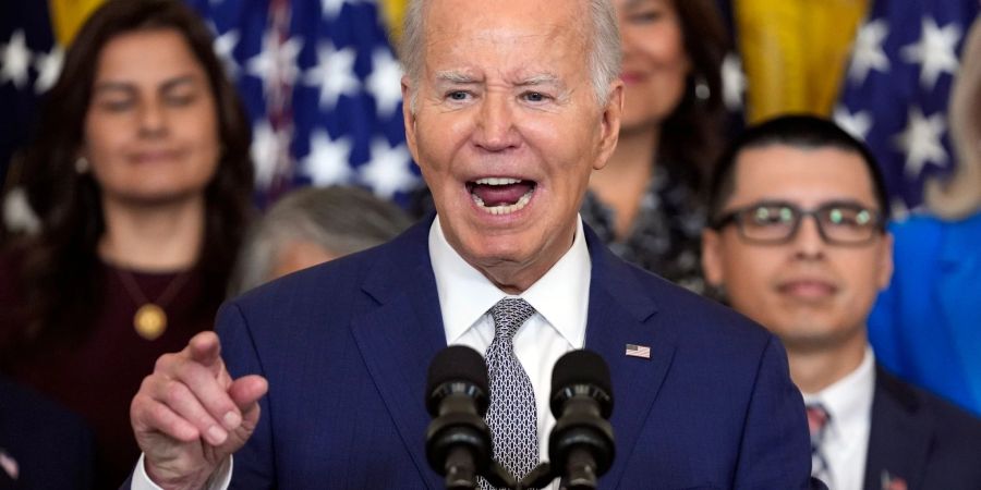 Anfang Juni hatte Biden die Asylregeln für Migranten, die illegal über die Südgrenze in die USA einreisen, drastisch verschärft.