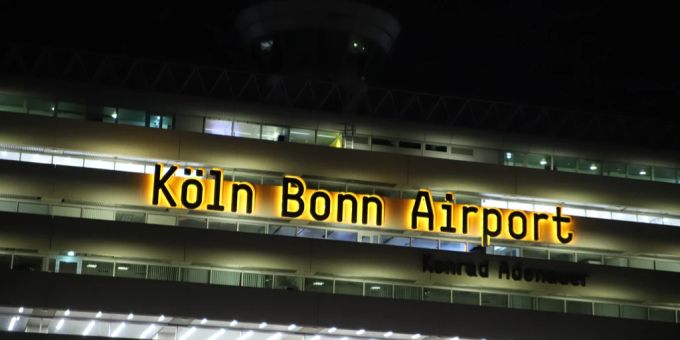 Das Logo am Terminalgebäude leuchtet noch am Flughafen Köln/Bonn.