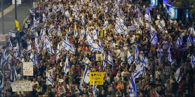 In Tel Aviv protestieren Zehntausende gegen die Regierung. Israel