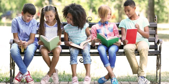 Sitzende Kinder mit Büchern