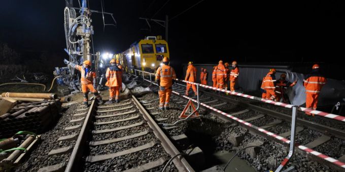 SBB-Arbeiter stehen zwischen den Gleisen. Die Arbeit hier kann gefährlich sein. (Symbolbild) SBB