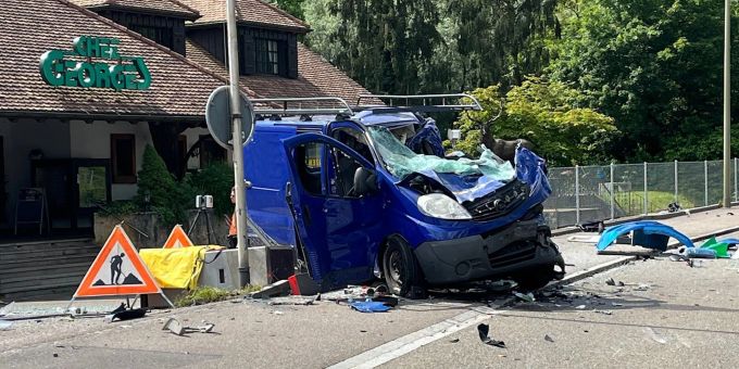 Die Lenkerin dieses Lieferwagens kam am Mittwochmorgen bei einer Frontalkollision in Grellingen BL ums Leben. verkehrsunfall grellingen