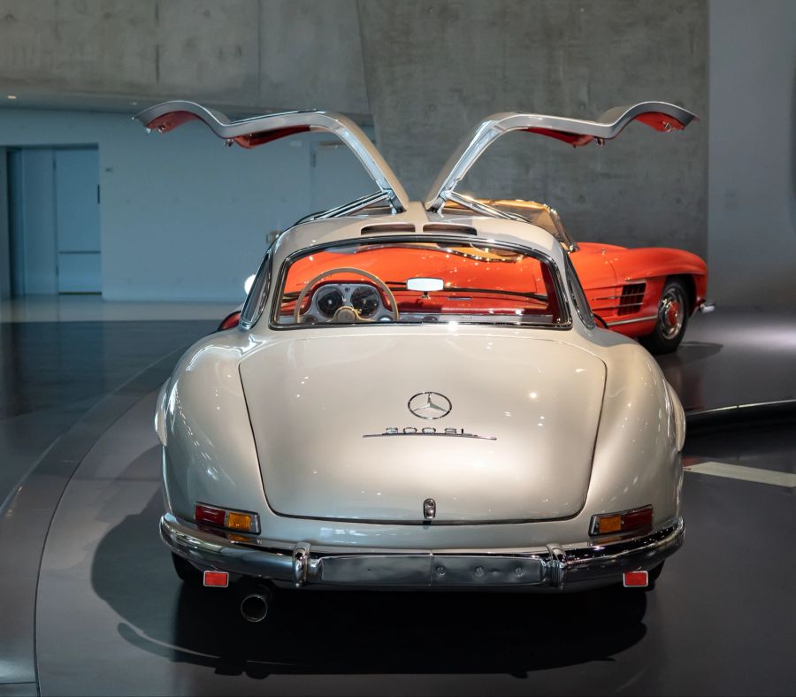 Rückansicht eines grauen Mercedes 300 SL mit geöffneten Flügeltüren im Mercedes Museum in Stuttgart — Foto von Jackkrier