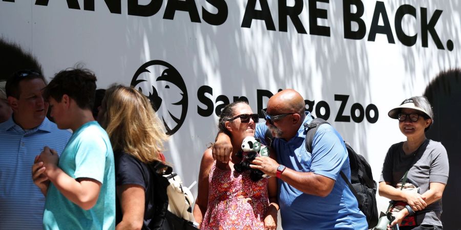 Die doppelte Panda-Premiere löste grossen Besucherandrang im Zoo San Diego aus.