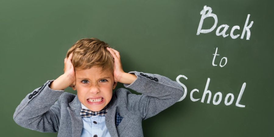 Wütender Junge in der Schule.