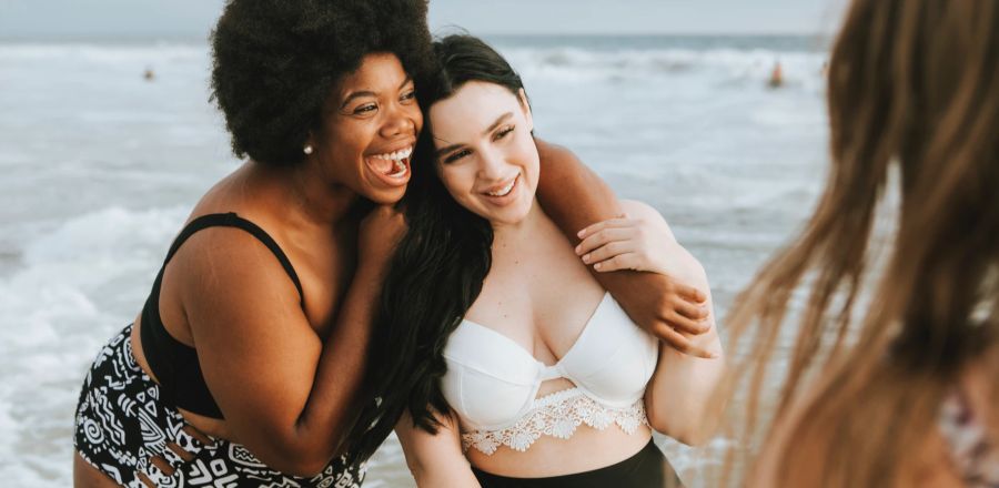 Frauen im Bikini am Strand