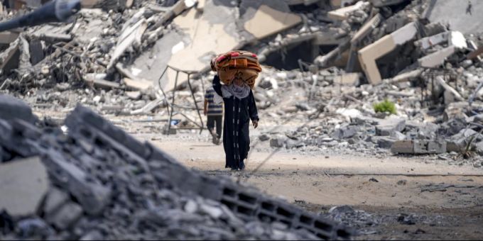 Eine Frau muss in Gaza ihr Hab und Gut in Sicherheit bringen. Gaza Nahostkonflikt