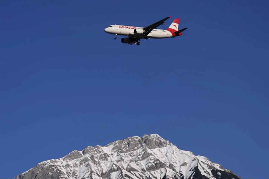 Die Schwestergesellschaft Austrian Airlines hat die Gestrandeten heute Sonntag abgeholt und via Wien endlich nach Zürich befördert.