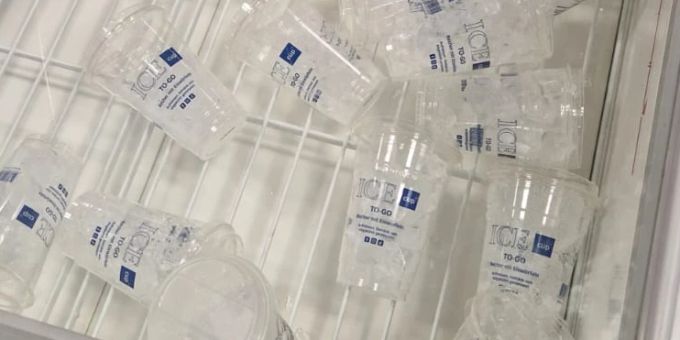 Ein solcher «ICE Cup to-go», ein Becher mit Eiswürfeln, kostet bei Coop 2.20 Franken. Coop