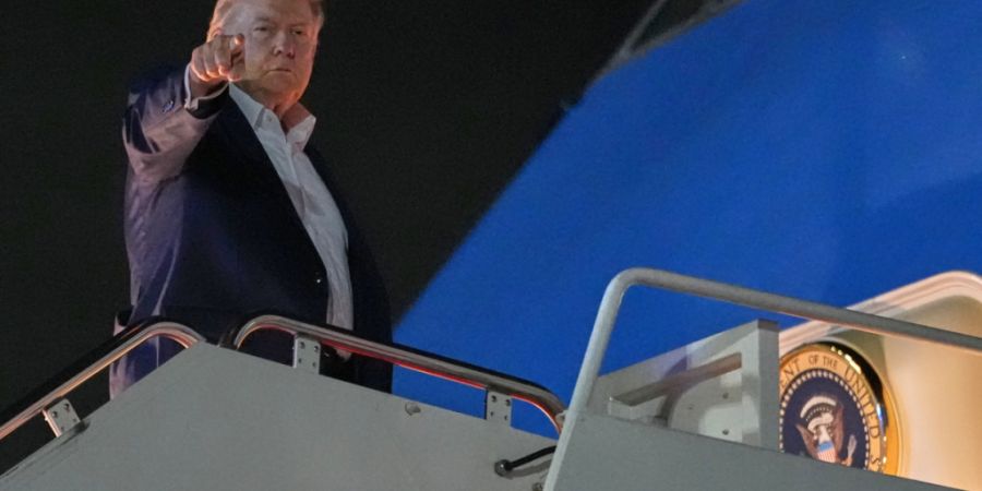 US-Präsident Donald Trump zeigt mit dem Finger als er auf der Joint Base Andrews in Maryland an Bord der Air Force One geht, um zum G7-Gipfel zu fliegen. Foto: Julia Demaree Nikhinson/...