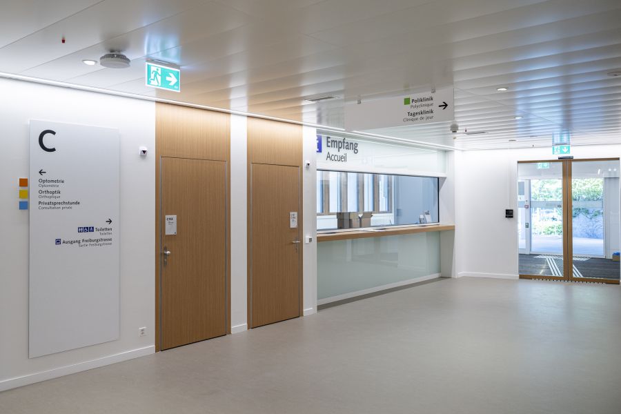 Sicht auf den Empfang in der Augenklinik.