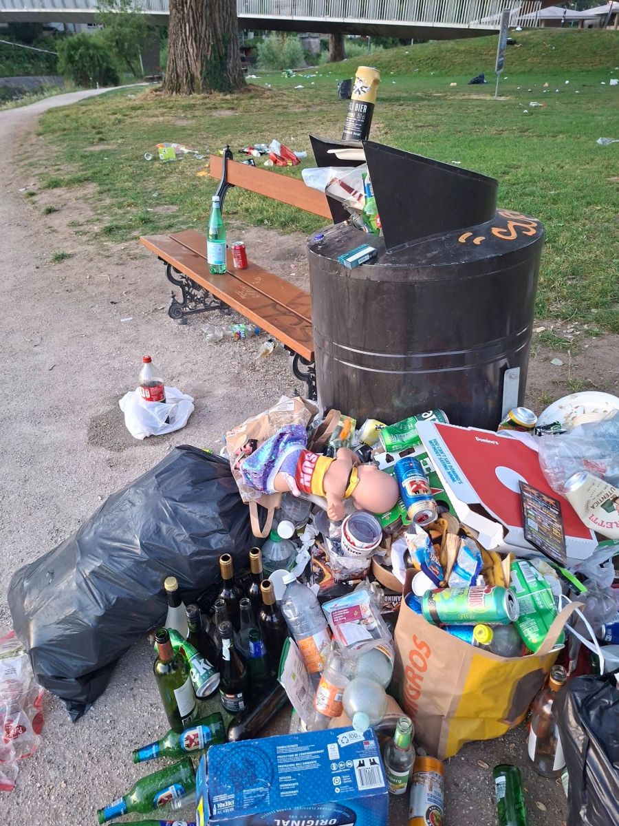 Weitere Müll-Container waren umgeben von Abfall.