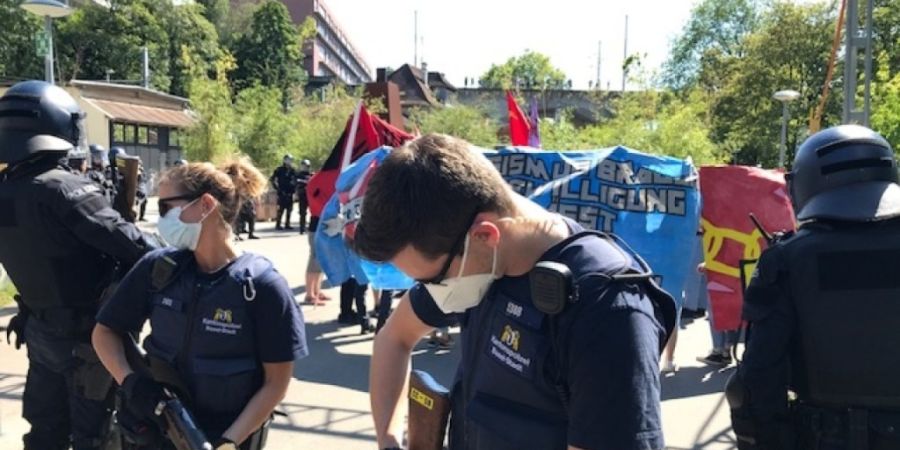 Bei einer Demonstration im Juli 2020 beim Basler Nachtigallenwäldeli kam es zu einem Pfefferspray-Einsatz. Ein Polizist muss sich dafür vor dem Strafgericht verantworten. (Archivbild)
