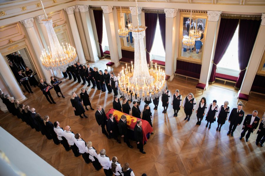 Die Palastangestellten standen Spalier, als der Sarg von König Harald V. durch die Prunksäle des Osloer Königspalastes getragen wurde.